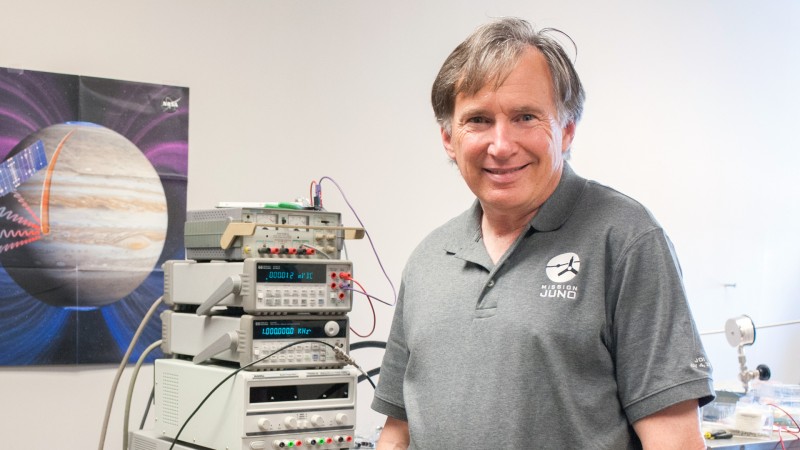 Paul Steffes in lab. Photo by Jason Maderer.